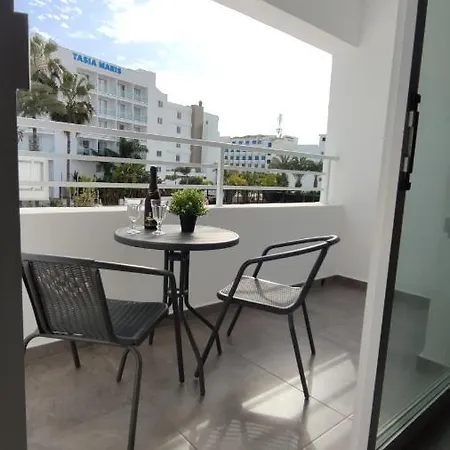 Nissi Avenue Apartament *