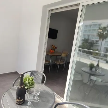 Nissi Avenue Apartament *